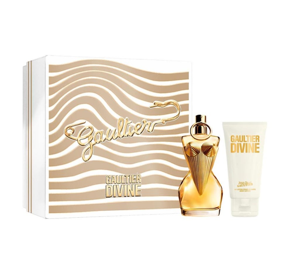 Divine Eau de Parfum 50ml + Bodylotion 75ml gjafasett. „Ómótstæðilegur blómailmur með sjávarnótum sem endurspeglar guðdómlega sólina. Stórbrotin og einstök Gaultier-lilja geislar af tign í hjarta vandar hvítra blóma í þessum ilmi sem kysstur er dýrindis marengs og auðgaður ferskri golu. Nú ertu guðdómleg með þessu ávanabindandi og ómótstæðilega blómailmi með sjávarnótum, “ segir í lýsingu á ilminum en Gaultier klikkar seint! Hagkaup, 17.094 kr.