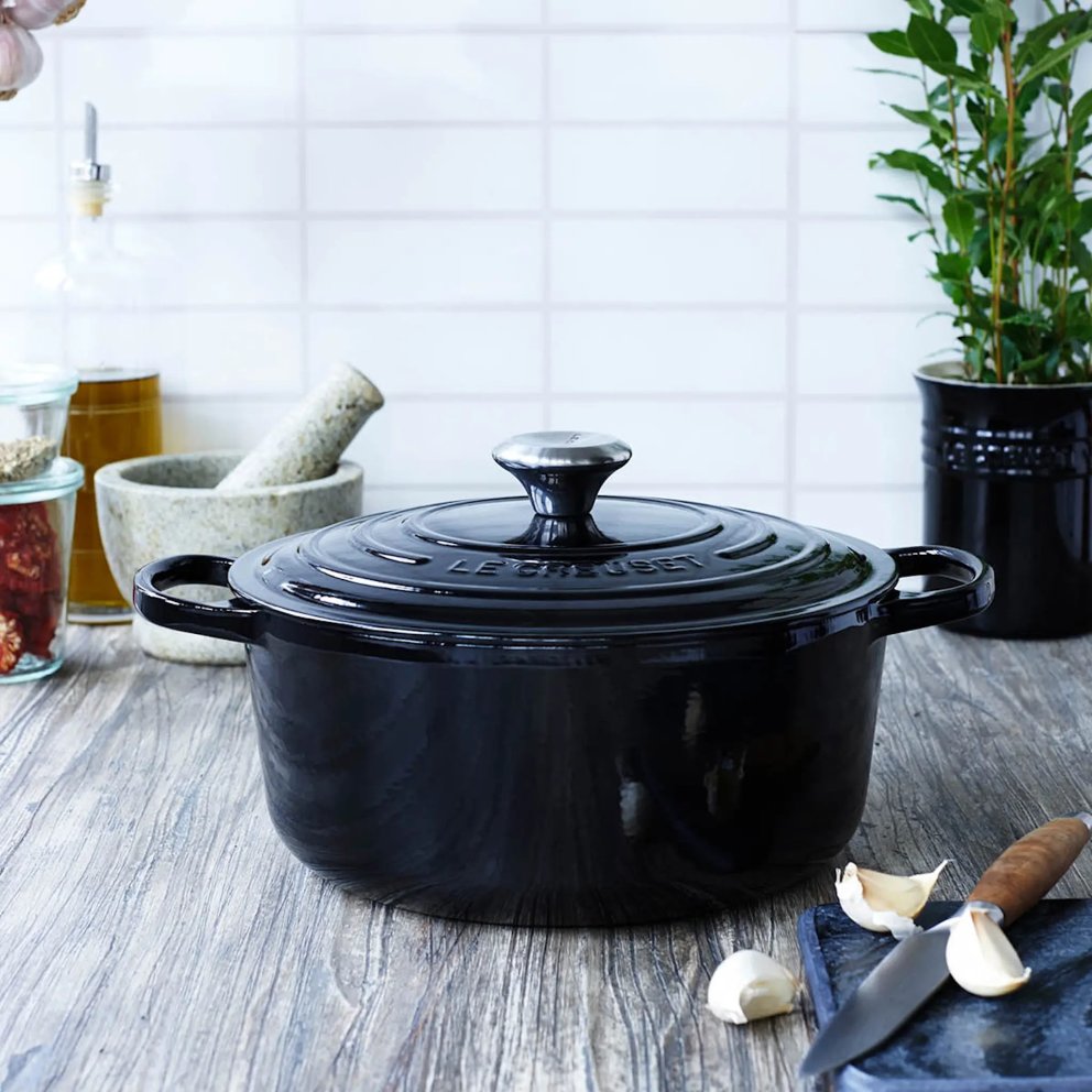 Með kaupum á steypujárnspotti frá Le Creuset tryggir þú þér vandaða vöru með langa sögu. Eftir áratuga reynslu hefur það sýnt sig að fáar gerðir potta komast með tærnar þar sem steypujárn hefur hælana. Hitinn dreyfist jafnt og gefur það jafna og góða eldun. Hver einasti steypujárnspottur er einstakur, enda fer hver pottur í gegnum hendur yfir þrjátíu aðila áður en hann er sendur úr verksmiðjunni í Frakklandi. Fæst í Líf og list Smáralind, 53.990 kr.