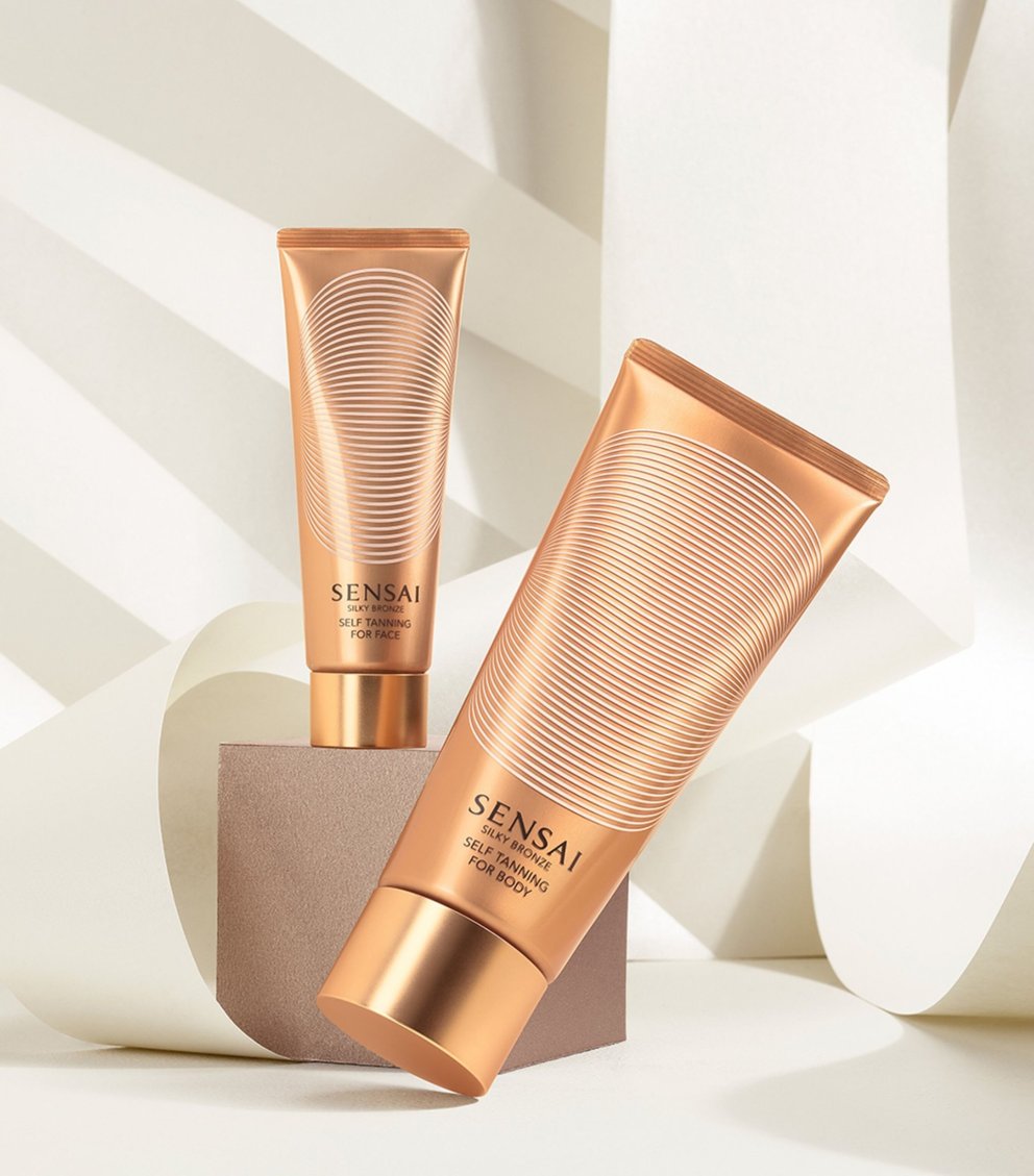 Silky Bronze self tanning frá Sensai er ný formúla sem er andstæðan við brúnkufroðuna hér að ofan. Kemur í gelkenndu kremformi sem smýgur fljótt inn í húðina og auðvelt er að byggja smám saman upp. Mjög gott fyrir þær sem vilja næra húðina og fá náttúrulegan ljóma og lit, smám saman. Bæði til fyrir líkama og andlit. Hagkaup, 8.305 kr.