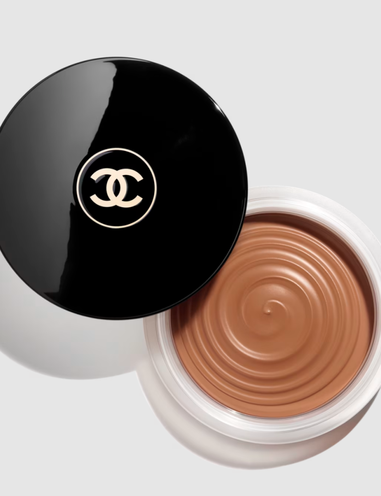 Healthy Glow Bronzing Cream frá Chanel hefur verið gríðarlega vinsæll síðasta áratuginn eða svo og ekki að ástæðulausu. Brilljant kremaður bronser sem gefur húðinni instant lit og ljóma.