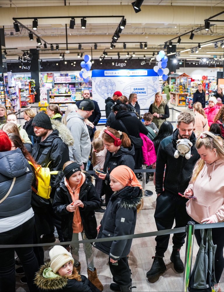 Langar raðir mynduðust við opnun Build-A-Bear í Hagkaup Smáralind um helgina.