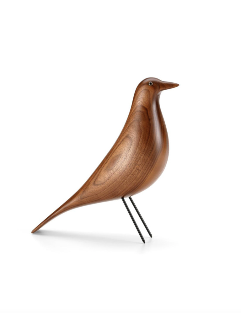 Eames House Bird prýddi hús Eames-hjónanna í yfir 50 ár og notuðu þau fuglinn í fjölmörgum útstillingum á hönnun sinni. Fuglinn er fáanlegur í hnotu, svörtu og hvítu. Penninn - verð frá 27.900 kr. 