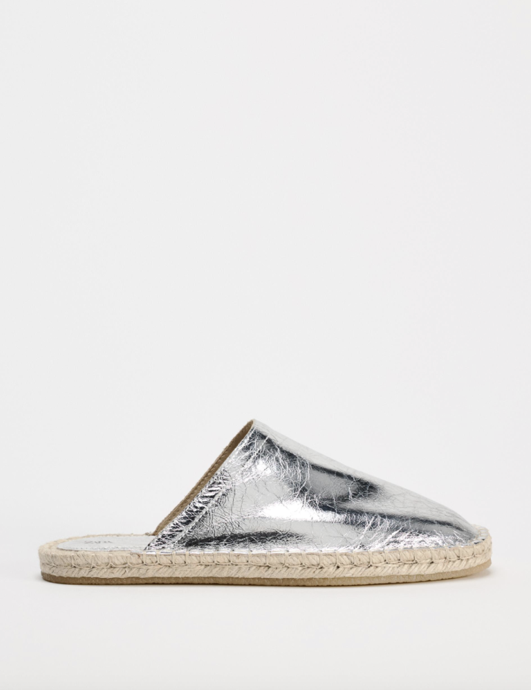 Espadrillur í glansandi áferð. ZARA - 8.995 kr. 