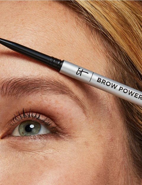 Brow Power Micro frá It Cosmetics er einstaklega góður og örmjór augabrúnablýantur sem býr til strokur sem líkjast hárum.